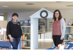 Zu sehen sind die beiden Mitarbeiterinnen aus Burgweinting vor dem neuen Eingangstor zur Kinderbücherei (C) Stefan Effenhauser