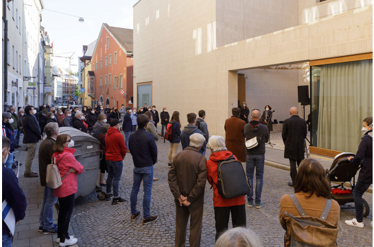Fotografie - Bürgerinnen und Bürger anlässlich der Mahnwache und Solidaritätsbekundung vor der neuen Synagoge Regensburg am 19. Mai 2021