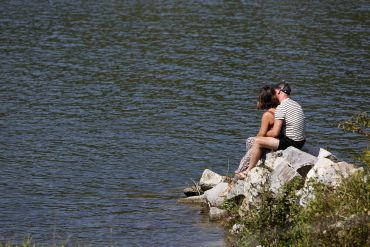 Pärchen am Fluss