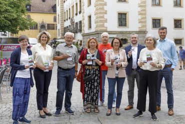 Fotografie: (v. l. n. r.) Katharina Losch (Forum gegen Armut), Bürgermeisterin Astrid Freudenstein, Manfred Hellwig (Forum gegen Armut), Martina Groh-Schad (Soziale Initiativen e. V.), Anton Knitl (Forum gegen Armut), Oberbürgermeisterin Gertrud Maltz-Schwarzfischer, Christoph Gailer (Leitung Sozialamt), Wiltrud Renter (Forum gegen Armut) und Andreas Lautenschlager (Sachgebietsleitung Wohnungslosenhilfe und Stadtpass)