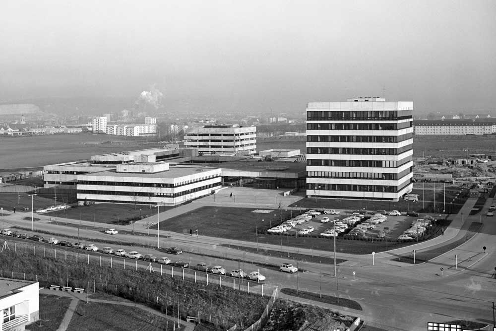 Die ersten Gebäude der Uni beherbergen die Juristische Fakultät (1968)