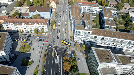 Fotografie: Luftaufnahme des Verkehrs in einer Kreuzung