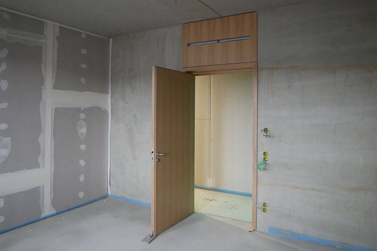 Fotografie - Montierte Innentüre in einem künftigen Ruheraum im 3. Obergeschoss