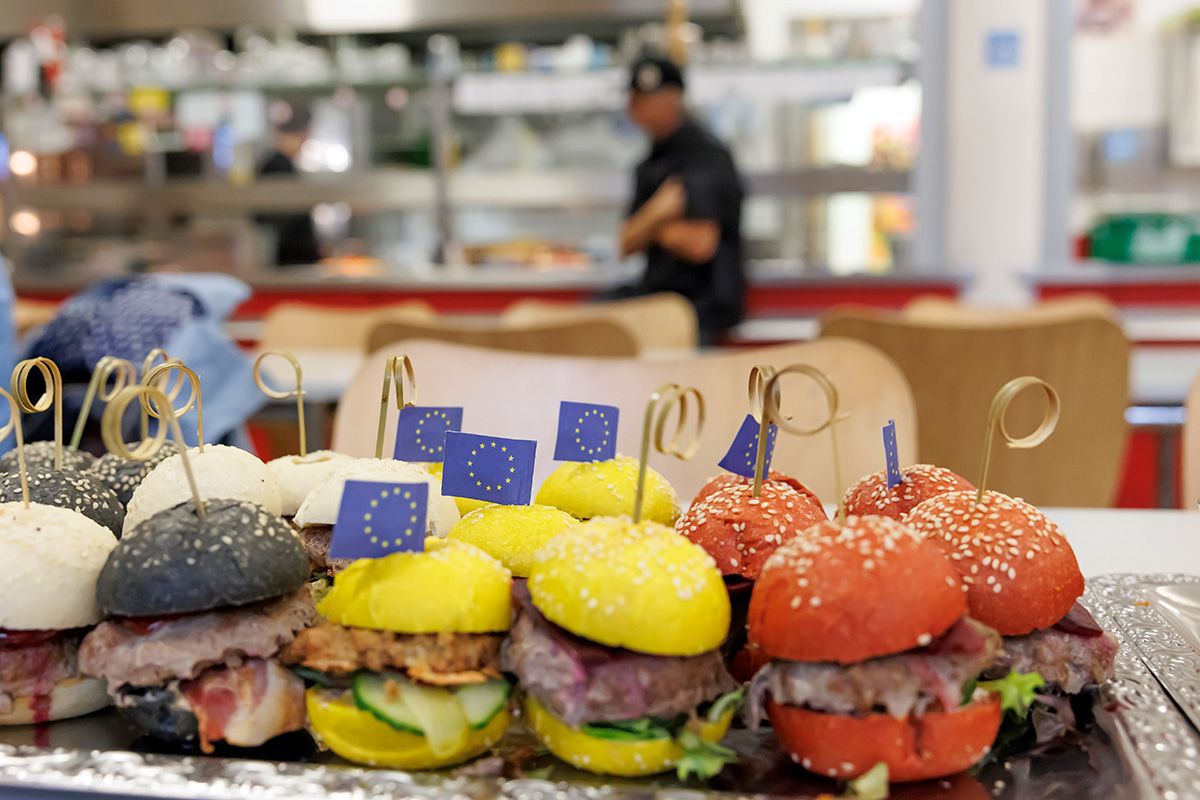 Fotografie - kleine bunte Burger auf einem Tablett