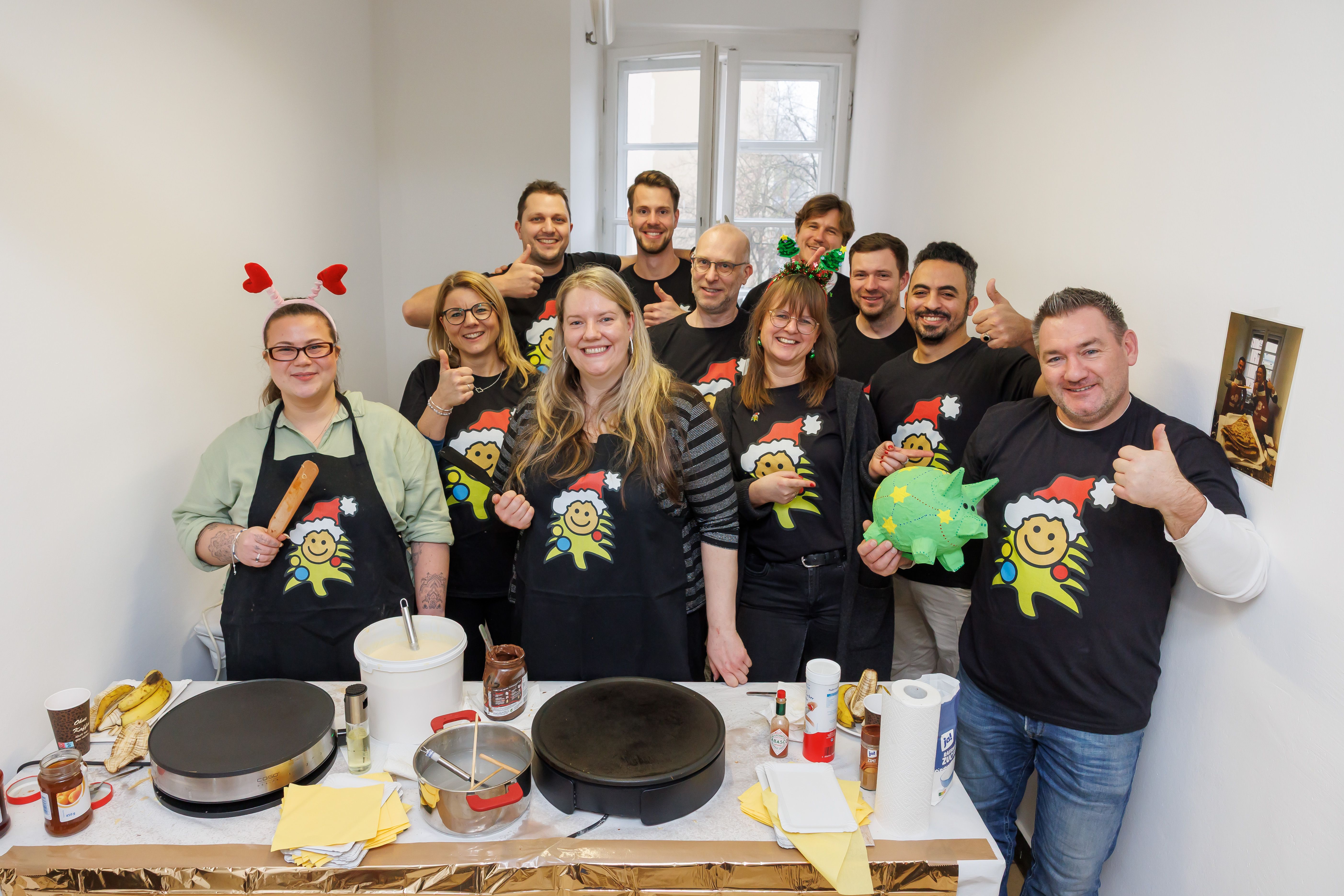 Foto, Crepestand wird 10 Jahre, Team Tiefbauarbeit backt Crepes für Kinderbaum