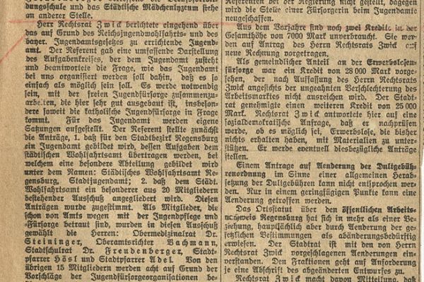 Zu sehen ist ein Zeitungsartikel aus dem Regensburger Stadtanzeiger des Jahres 1926.
Zu lesen sind die Neuigkeiten aus dem Rathaus.
Aufgrund des Reichsjugendwohlfahrtsgesetzes und des bayerischen Jugendamtsgesetzes ist die Stadt Regensburg verpflichtet ein Jugendamt zu errichten. Herr Zwick der damalige Rechtsrat referiert zur konkreten Umsetzung. Das Jugendamt soll mit der freien Jugendfürsorge zusammenarbeiten, weil diese sehr gut ausgebaut sei. Das Jugendamt wird zunächst eine Abteilung im Wohlfahrtsamt der Stadt Regensburg sein. Zudem soll ein Jugendamtsausschuss gebildet werden, der aus 20 Mitgliedern besteht.  
