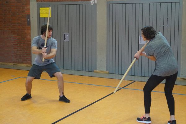 Fotografie: Gäste betrachten die Schwarz-Weiß-Fotografien aus Odessa des Fotografen Alexander Yakimchuk. 