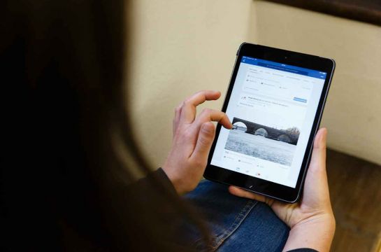 Aktuelles - Social Media - Symbolbild - Frau hat ein Tablet in der Hand