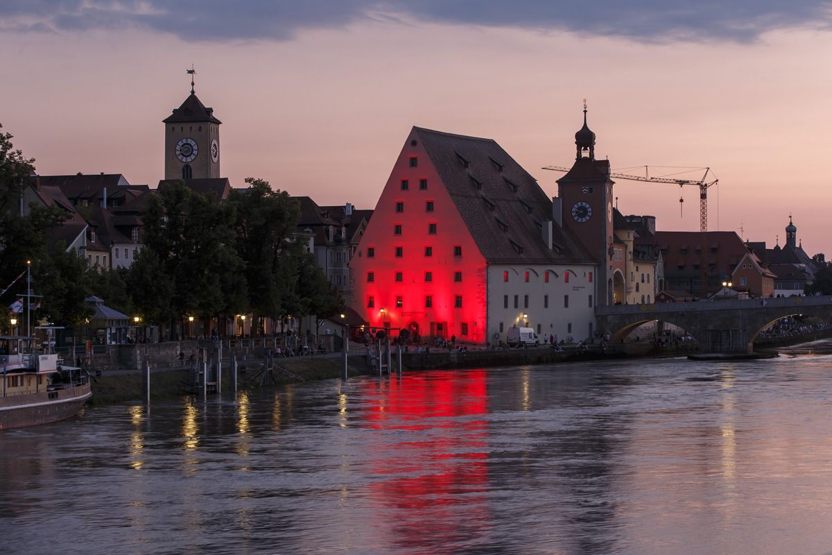 Juni 2020: Regensburg lebt nicht zuletzt von seiner aktiven und vielfältigen Veranstaltungsszene. Sie zu erhalten wird nach Corona eine Gemeinschaftsaufgabe sein, zu der jeder Einzelne etwas beitragen kann. Die „Night of Light“, in der diese Aufnahme des Salzstadels entstanden ist, hat hierfür ein starkes Zeichen gesetzt.