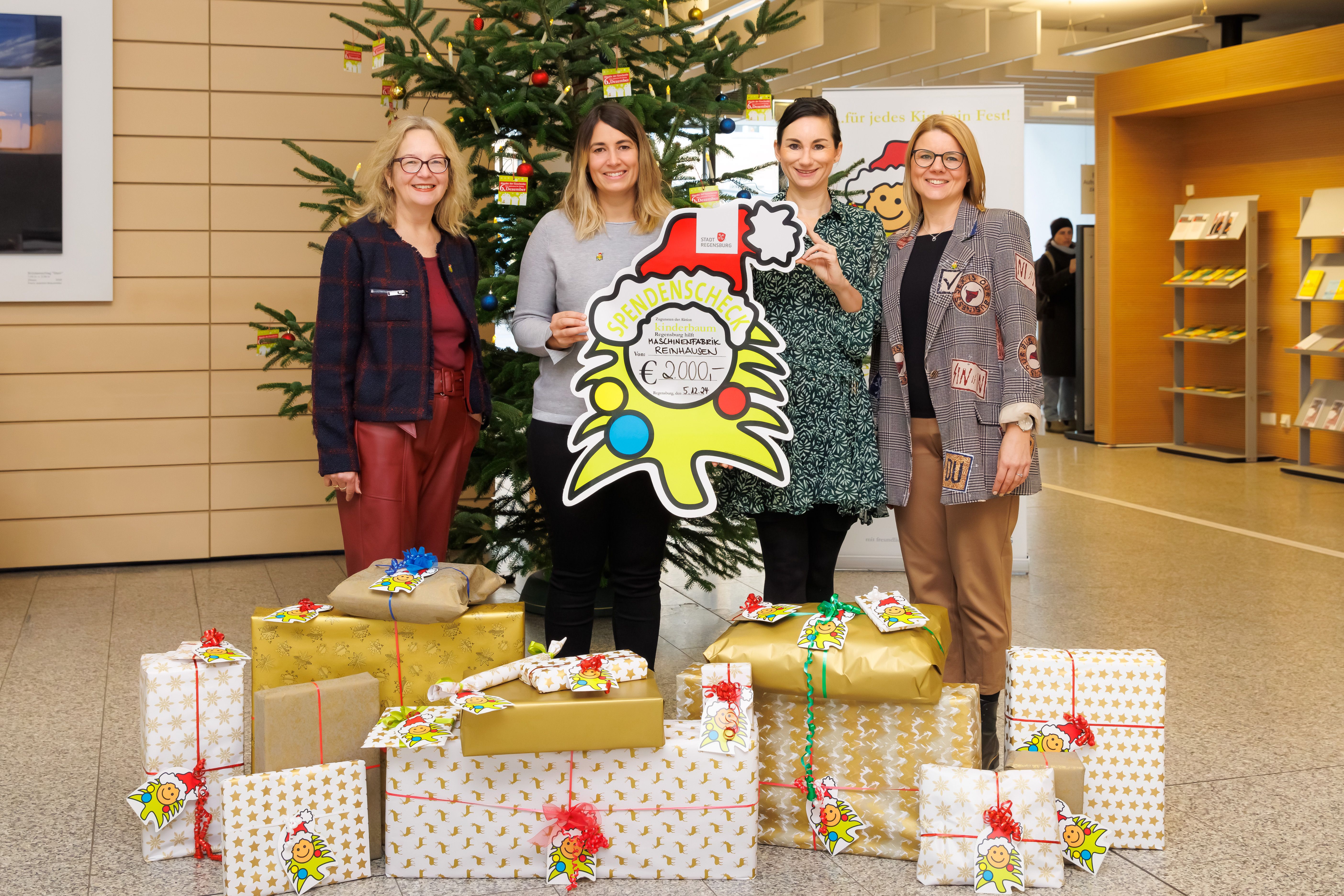 Foto Spendenübergabe,Christiana Schmidbauer, Leiterin Stiftungsverwaltung, Karin Rauscher und Daniela Miller, Maschinenfabrik Reinhausen, Melanie Brunner, Aktion Kinderbaum