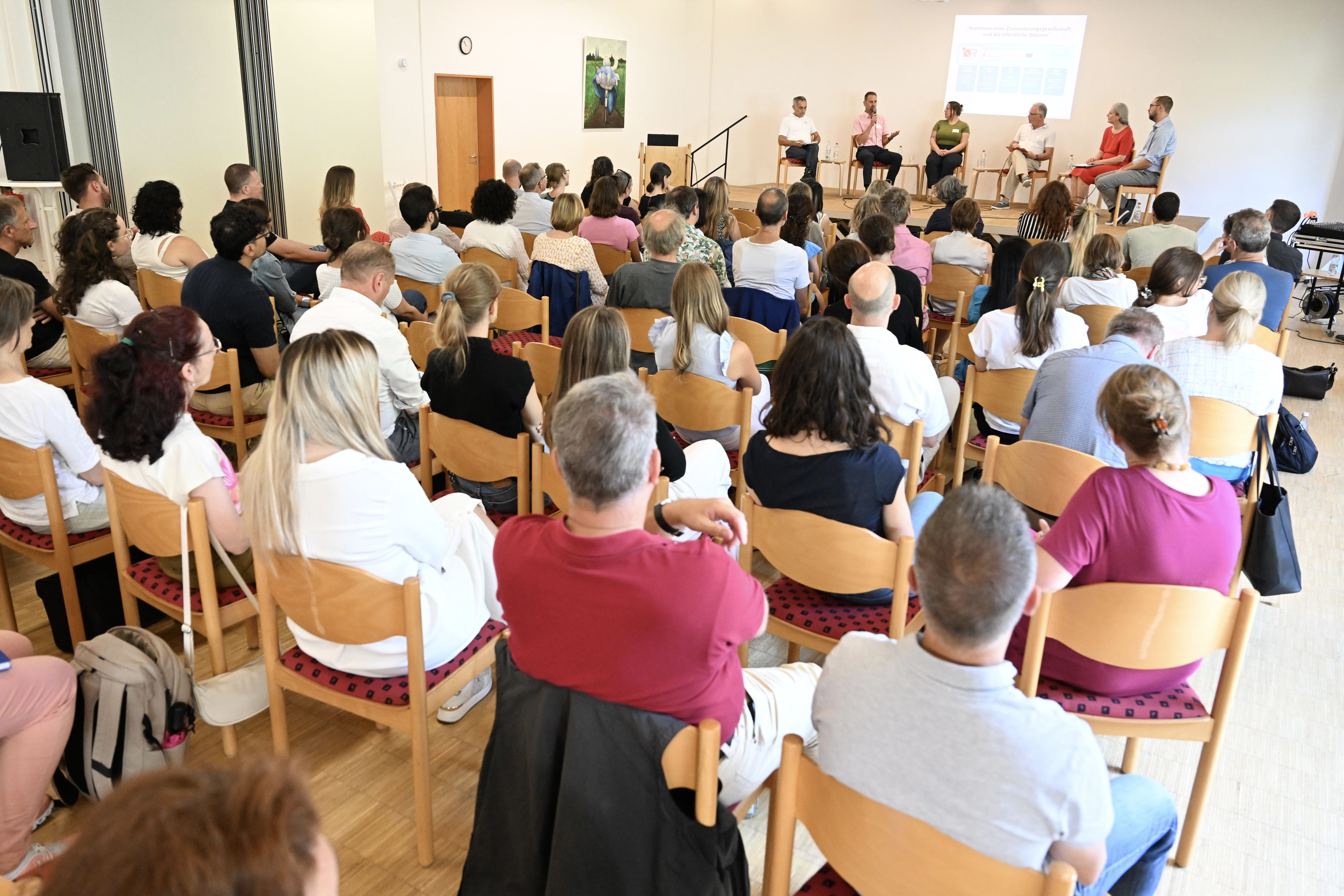 Fotografie – Rund 80 Teilnehmerinnen und Teilnehmer verfolgten die Podiumsdiskussion des Integrationsforums.