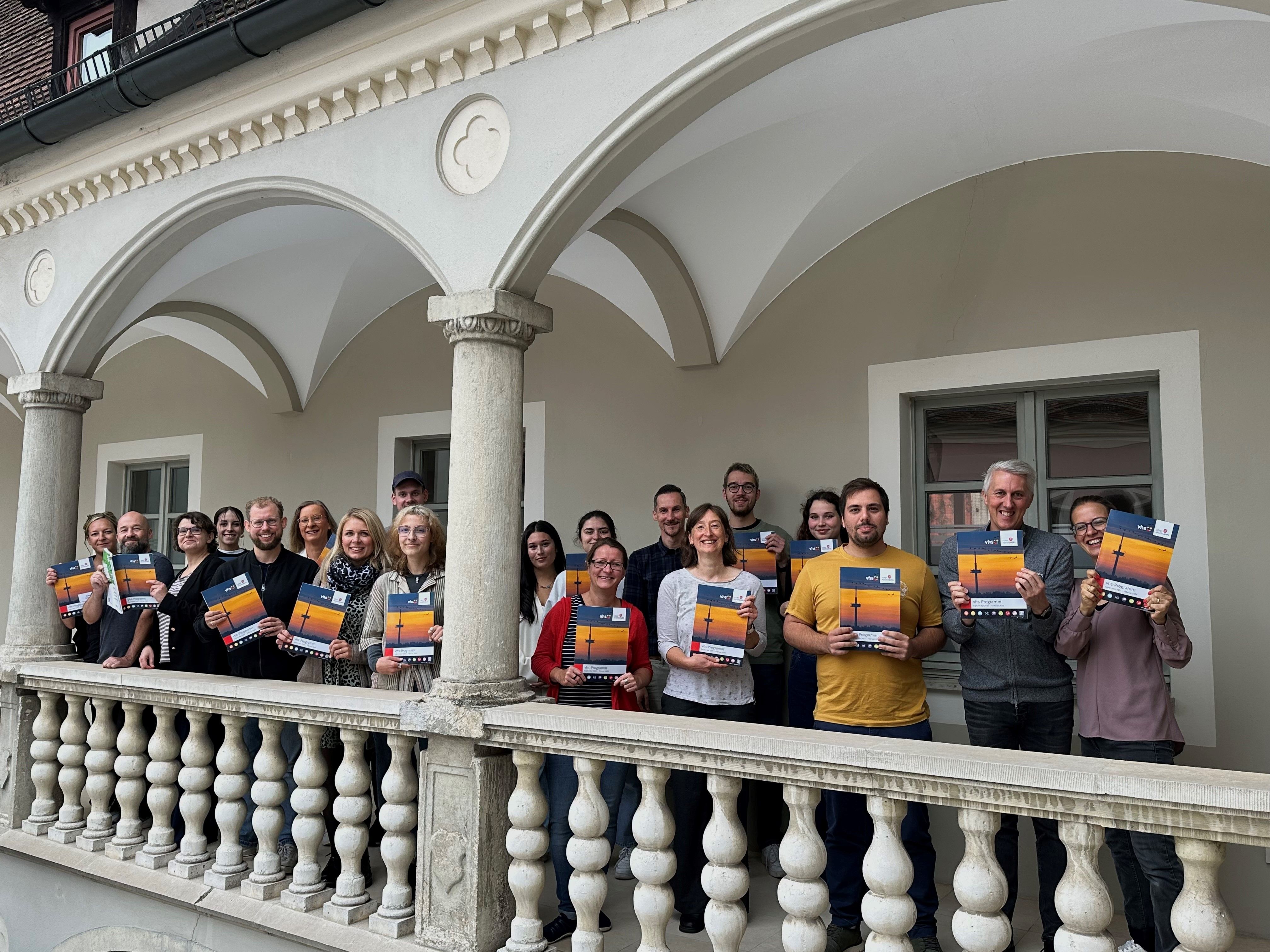 Fotografie – Gustav Wabra und das Team der Volkshochschule freuen sich über das neue Programmheft. 