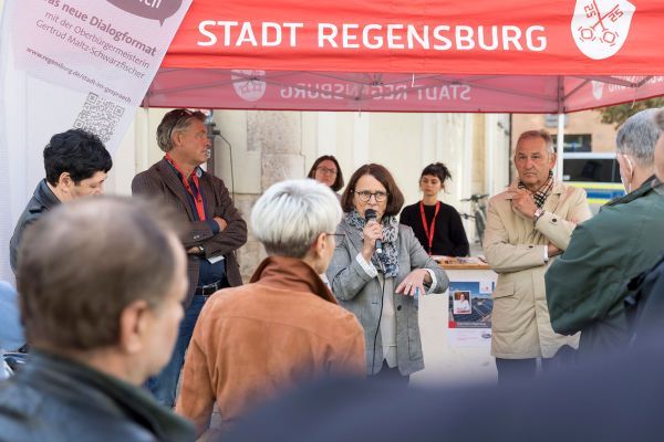 Fotografie: Oberbürgermeisterin Gertrud Maltz-Schwarzfischer und Bürgermeister Ludwig Artinger bei „Stadt im Gespräch“