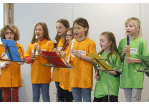 Kinder singen und musizieren bei der Eröffnungsfeier