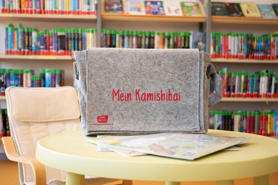 Fotografie - Zu sehen ist die Tasche, mit der das ausleihbare Kamishibai kommt. © Andrea Borowski Fotografie - Zu sehen ist die Tasche, mit der das ausleihbare Kamishibai kommt.