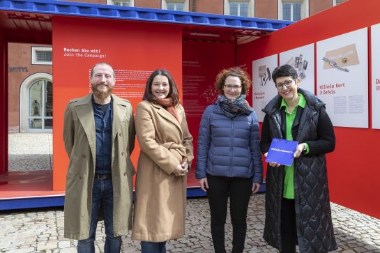 Fotografie: Eröffnung der Ausstellung „#Stolen Memory“ auf dem Haidplatz im März 2023  (C) Bilddokumentation Stadt Regensburg