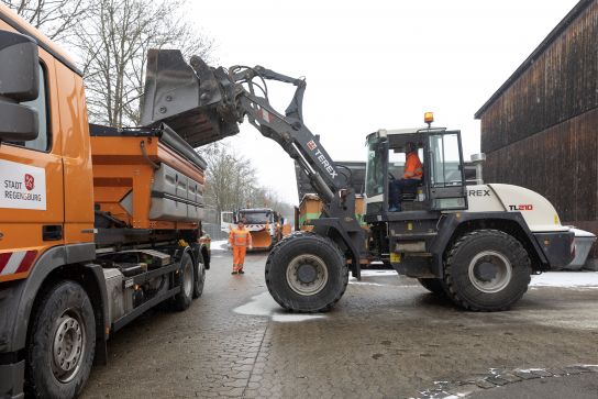 Fotografie: Befüllen des Tankes des Räumfahrzeuges  mit Bagger