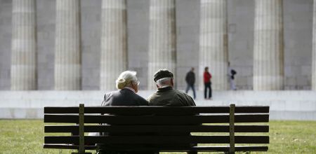 Themenbild Senioren - Fotografie - Eine Frau und ein Mann im Seniorenalter auf einer Bank