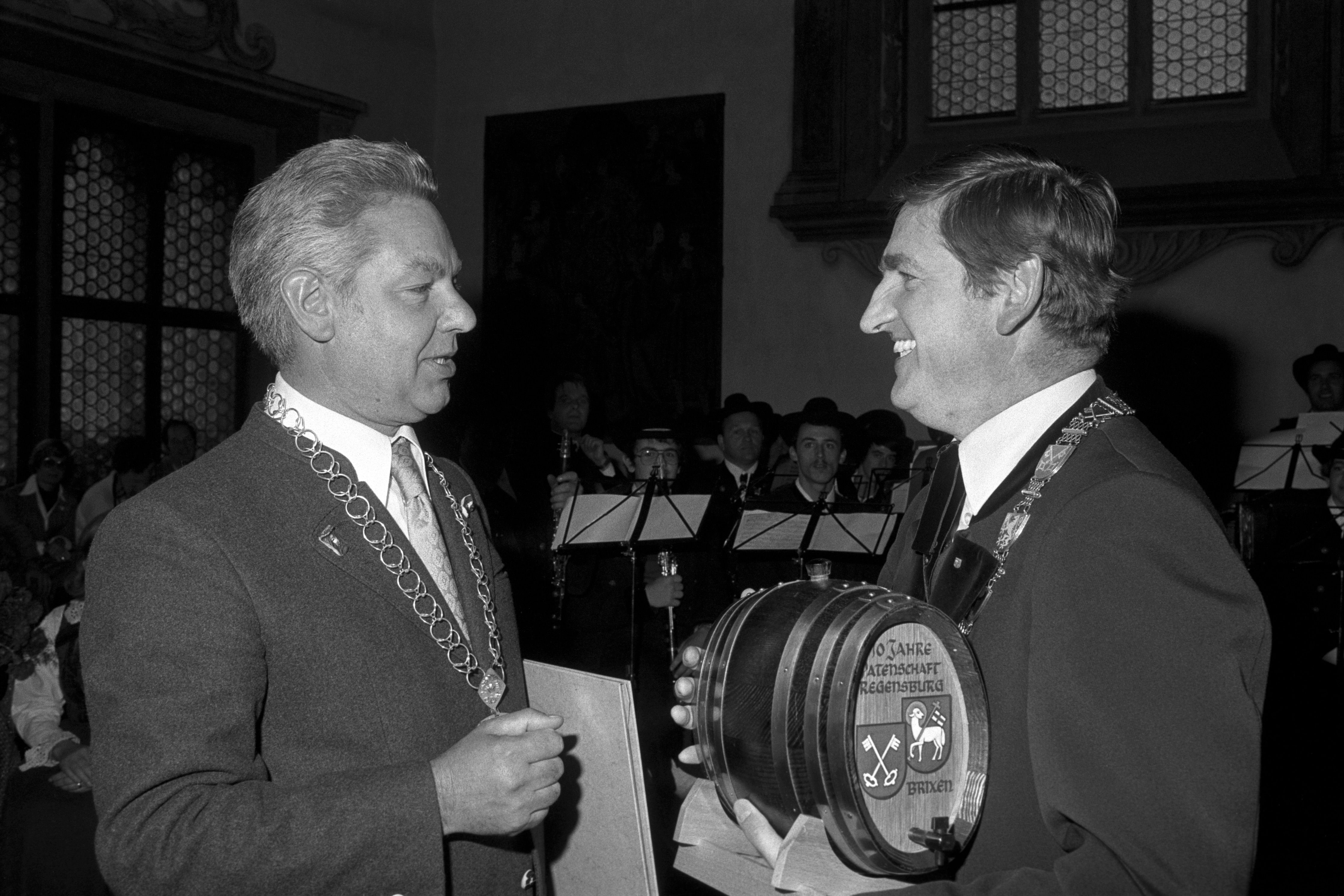 Fotografie: Im Oktober 1979 wurde das zehnjährige Jubiläum gefeiert (Brixens Bürgermeister Giacomucci und Regensburgs Oberbürgermeister Friedrich Viehbacher).