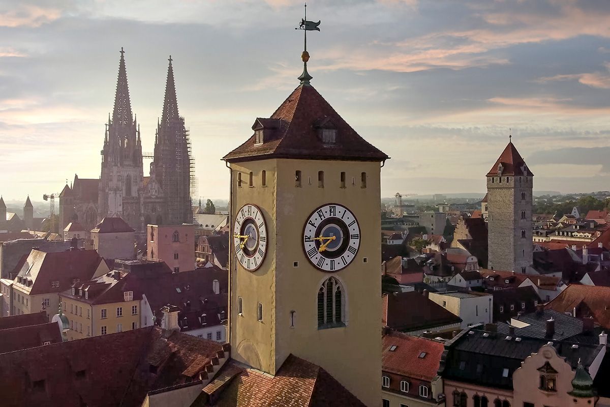 Fotografie - Im Vordergrund der Rathausturm, dahinter die Domtürme sowie der Goldene Turm