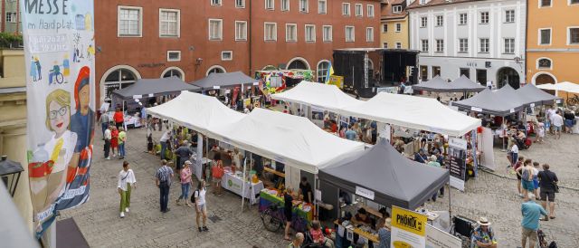 Überblick von oben über die Ehrenamtsmesse am Haidplatz