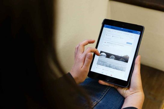 Aktuelles - Social Media - Symbolbild - Frau hat ein Tablet in der Hand (C) Bilddokumentation Stadt Regensburg