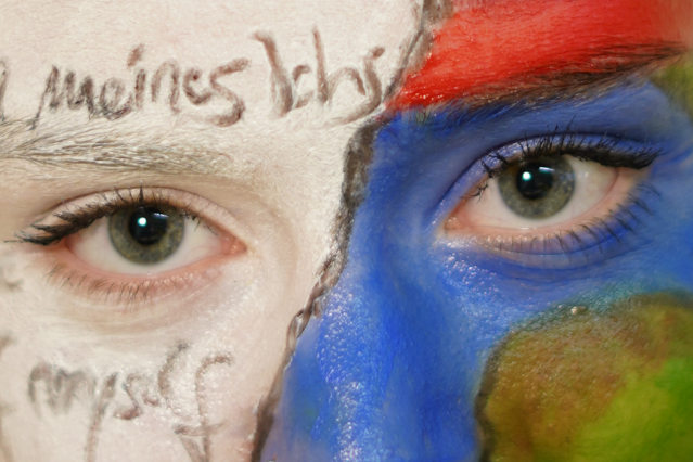 Gesicht mit bunter Farbe bemalt