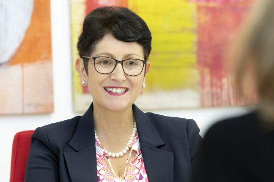Fotografie: Dr. Sabine Kellner-Mayrhofer im Gespräch (C) Bilddokumentation Stadt Regensburg