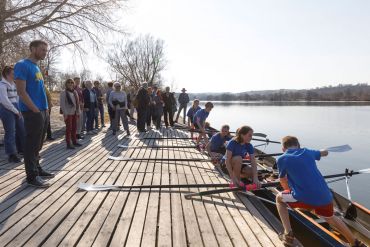 Fotografie: Jugendliche steigen in das Ruderboot ein.