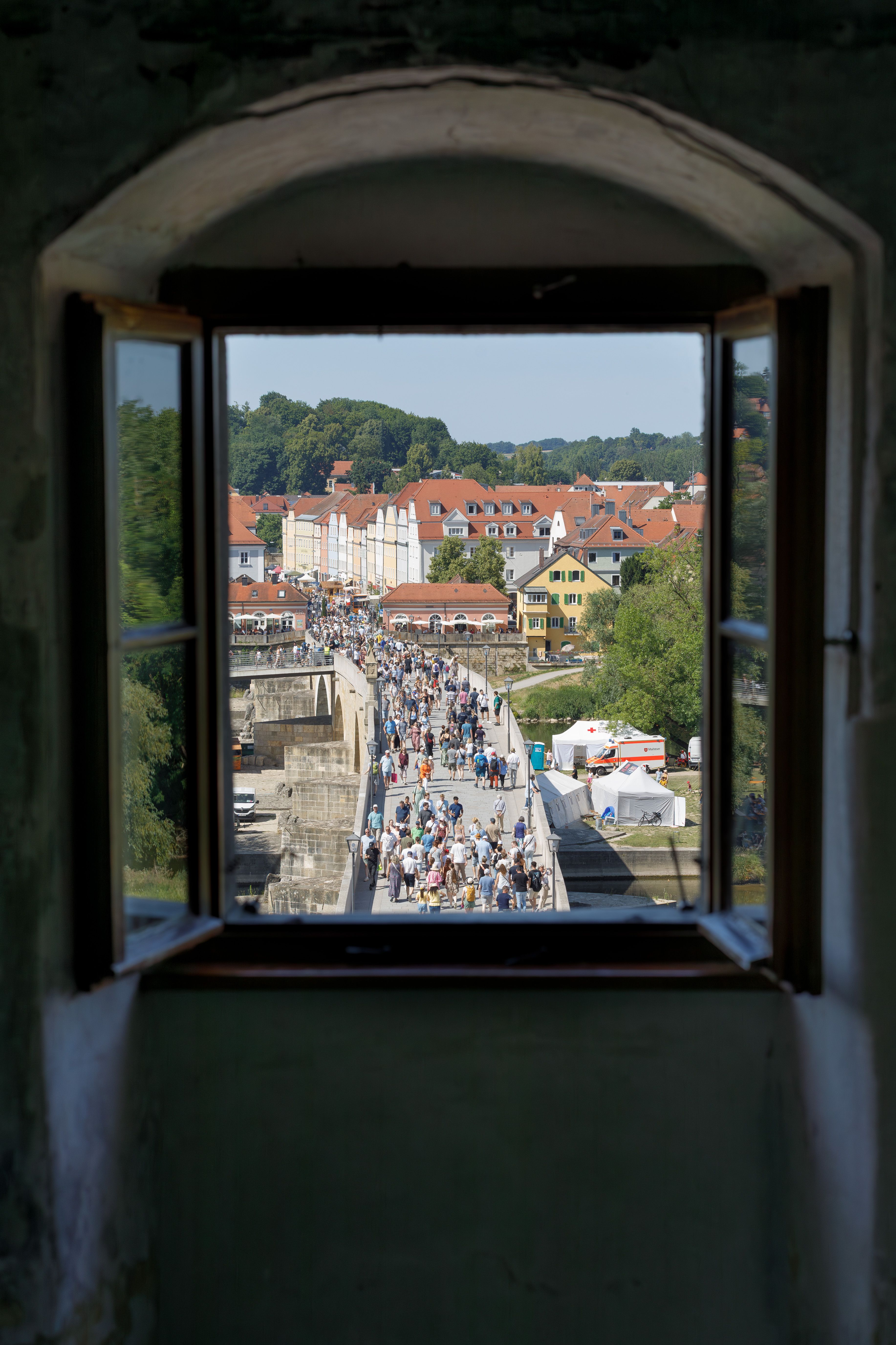 Blick aus dem Brückenturm auf die Steinerne Brücke am Bürgerfest 2025