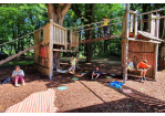 Fotografie – Kinder aus der Gruppe der Kinderberaterinnen und Kinderberater testen die Spielgeräte auf dem Inselpark (C) Anna Schledorn