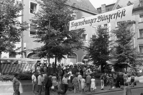 Fotografie: Eingang zum Regensburger Bürgerfest 1973 (C) Bilddokumentation Stadt Regensburg