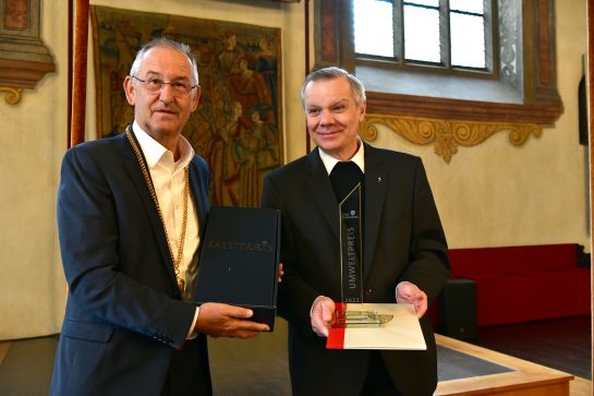 Fotografie - Auszeichnung für das katholische Stadtpfarramt Herz Marien; im Bild Bürgermeister Ludwig Artinger und Pfarrer Heinrich Börner