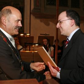 Christian Stang (rechts) nimmt den Kulturförderpreis der Stadt Regensburg aus den Händen von Oberbürgermeister Hans Schaidinger entgegen
