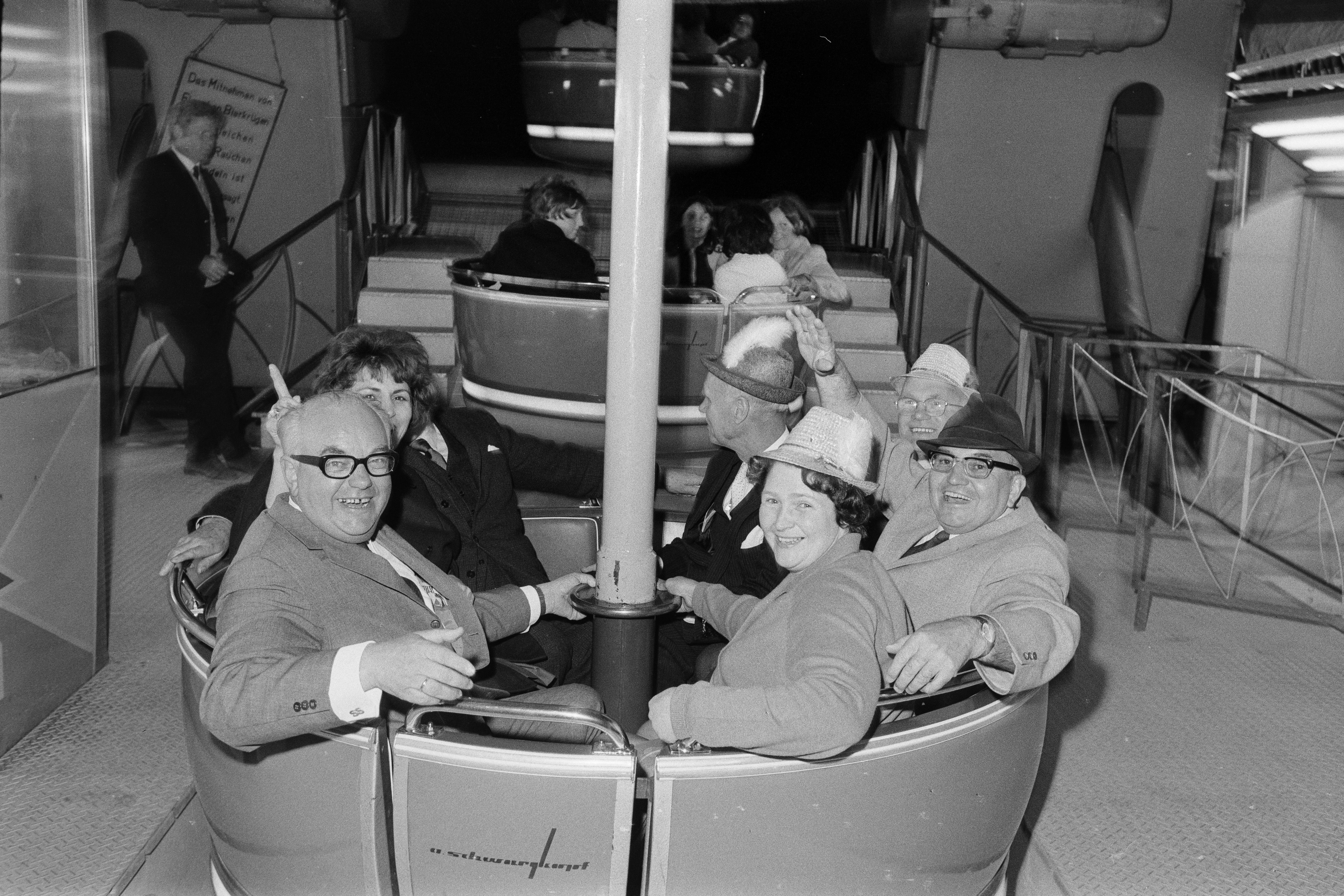 Fotografie: Mai 1969: Bayerisch-schottische Riesenradfahrt auf der Dult
