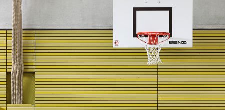 Themenbild Sport und Freizeit - Fotografie - Basketballkorb und Kletterseile in einer Sporthalle