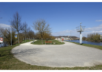 Fotografie - Weg in U-Form, in der Mitte eine rote Bank (C) Bilddokumentation Stadt Regensburg