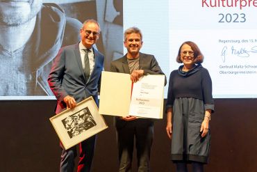 Fotografie - Kulturreferent Wolfgang Dersch, PeterEngel und Oberbürgermeisterin Gertrud Maltz-Schwarzfischer bei der Preisverleihung