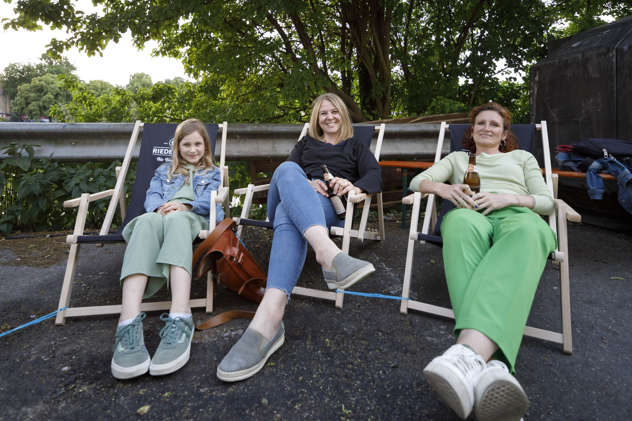 Fotografie: Junge Frauen beim Relaxen in Liegestühlen
