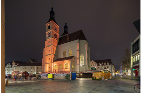 Fotografie – Beleuchtete Neupfarrplatzkirche in Regensburg