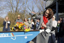 Fotografie: Oberbürgermeisterin Gertrud Maltz-Schwarzfischer tauft das Boot auf den Namen Donatus.