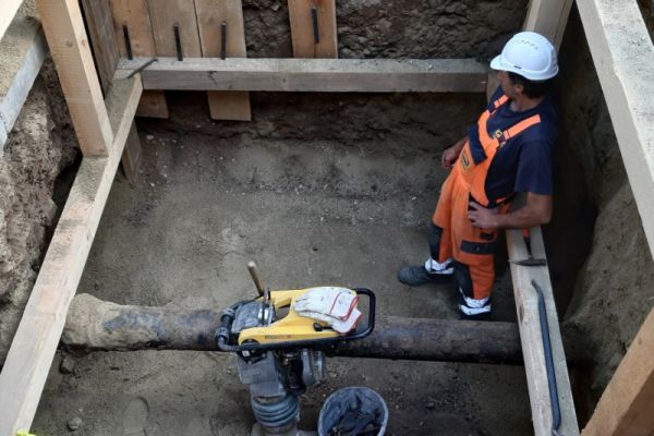 Fotografie - Zu sehen ist ein Kanalgraben mit Holzverbau.