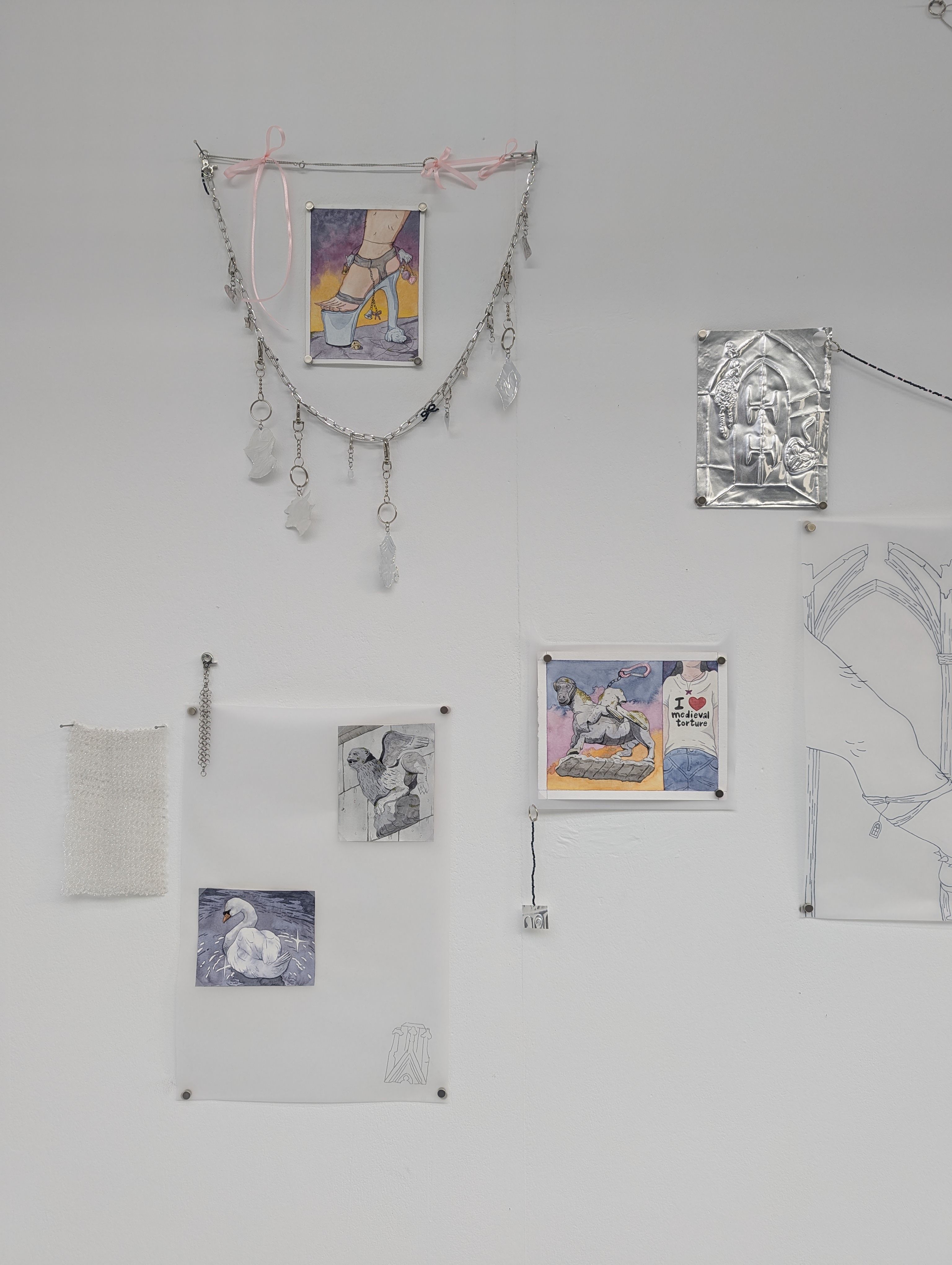 Die Fotografie zeigt eine Nahaufnahme der Ausstellung von Víctor