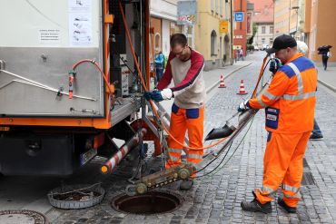 Arbeiter der Stadt Regensburg bei Kanalarbeiten