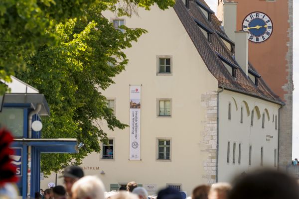 Vor dem Salzstadel laufen viele Menschen am Marc-Aurel-Ufer entlang