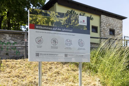 Fotografie: Ein Schild mit Piktogrammen erklärt die Verhaltensregeln für die Jahninsel. (C) Bilddokumentation Stadt Regensburg