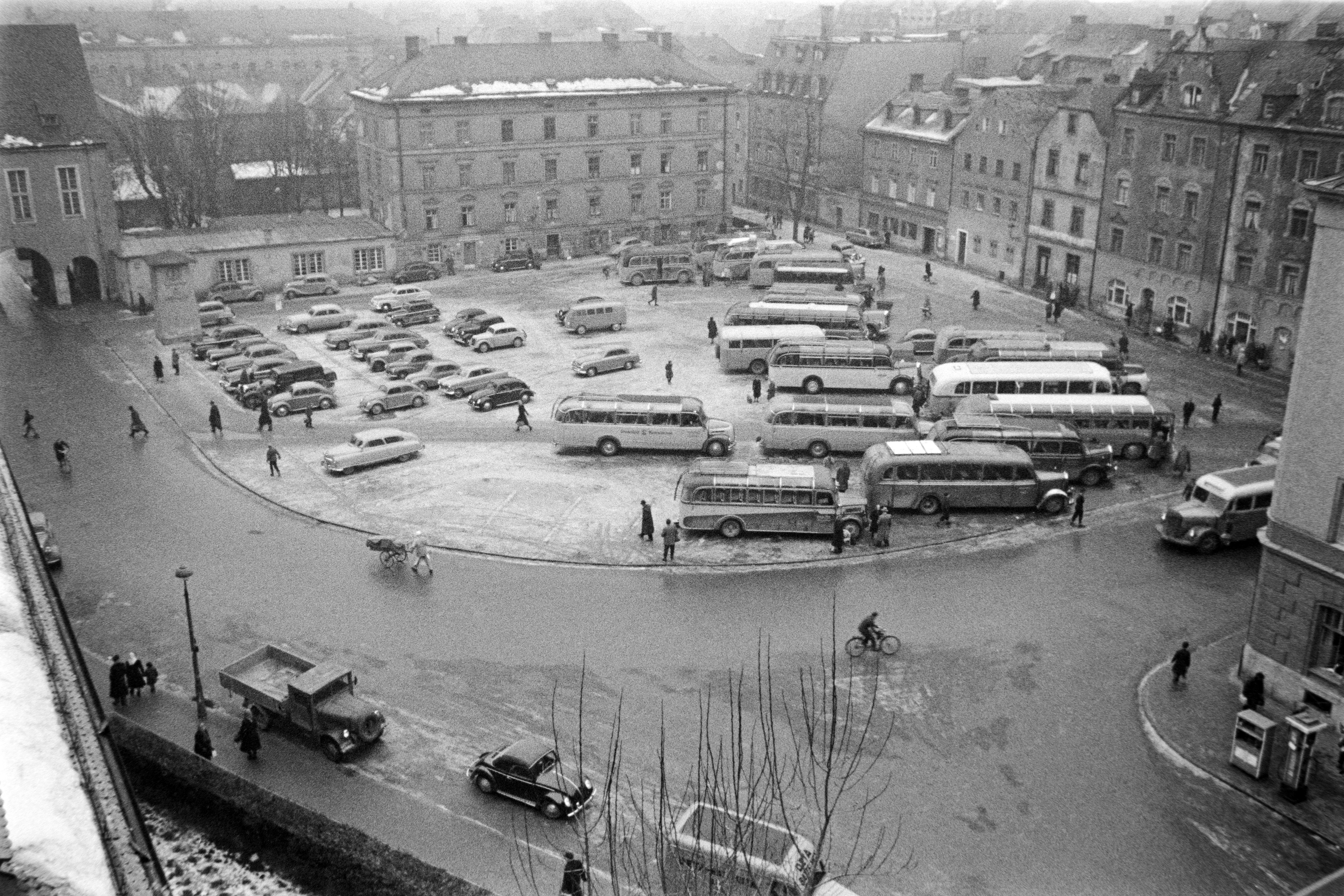 Fotografie: In den 1950er Jahren wurde der Platz als Parkplatz und Umsteigeort genutzt.