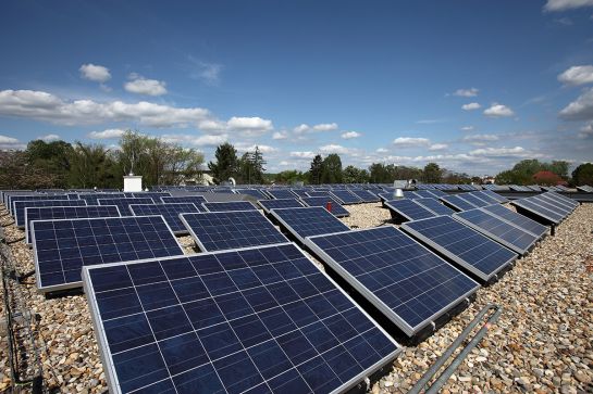 Solarzellen auf einem Flachdach (C) Stadt Regensburg, Bilddokumentation