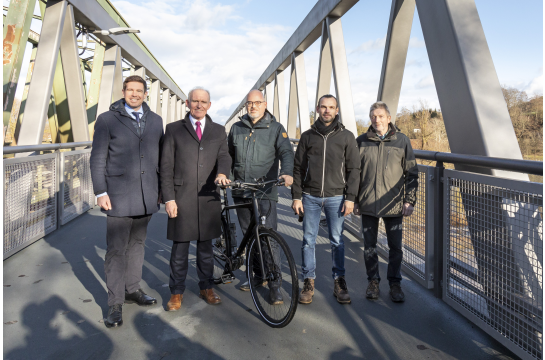 Fotografie: (v. l. n. r.) Landtagsabgeordneter Patrick Grossmann, zweiter Bürgermeister der Gemeinde Sinzing, Josef Espach, Planungs- und Baureferent der Stadt Regensburg Florian Plajer, Michael Köstlinger, Leiter des städtischen Tiefbauamtes, und Simon Eichhammer, städtisches Tiefbauamt