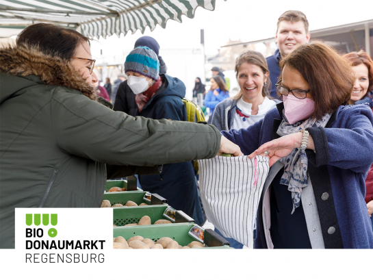 Fotografie - Oberbürgermeisterin Gertrud Maltz-Schwarzfischer auf den Bio-Donaumarkt in Regensburg